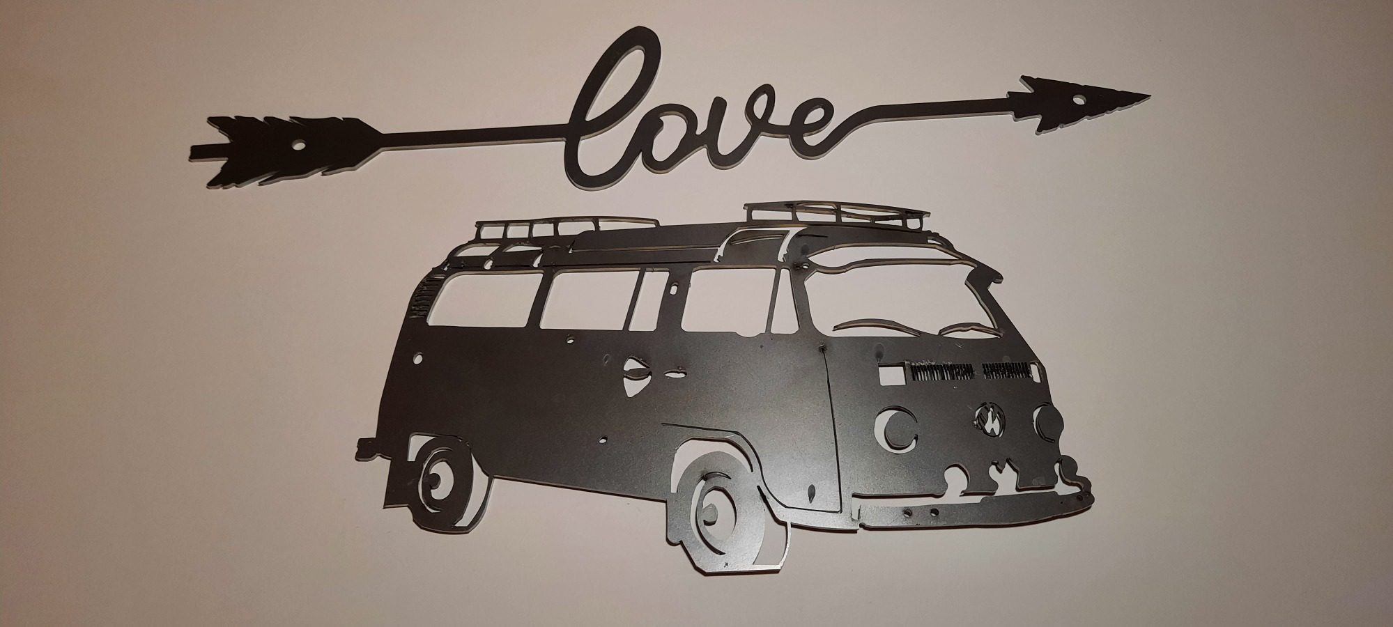 Roestige metalen contour van een klassieke auto.
